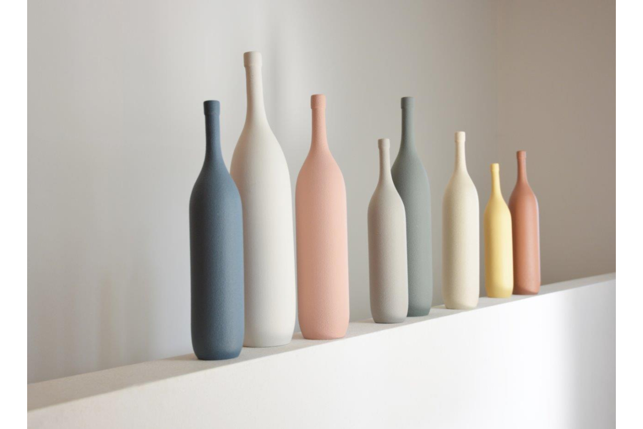 <p>Bottiglie in gres porcellanato,  ispirate all’artista Giorgio Morandi: solide e imponenti, come nei suoi quadri, </p>
<p>sono protagoniste indiscusse della scena .La loro silhouette elegante rende ogni ambiente raffinato e accogliente.</p>
